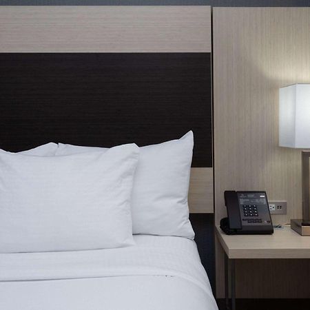 La Quinta Inn & Suites By Wyndham Shorewood מראה חיצוני תמונה