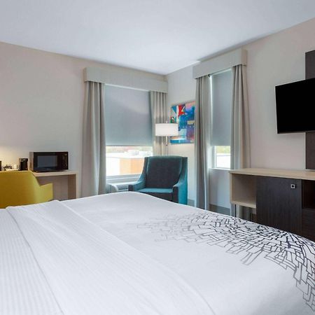 La Quinta Inn & Suites By Wyndham Shorewood מראה חיצוני תמונה