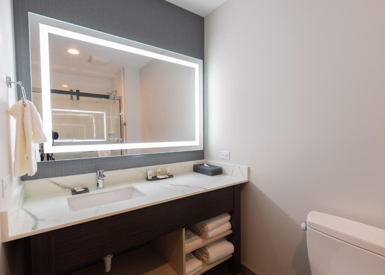 La Quinta Inn & Suites By Wyndham Shorewood מראה חיצוני תמונה