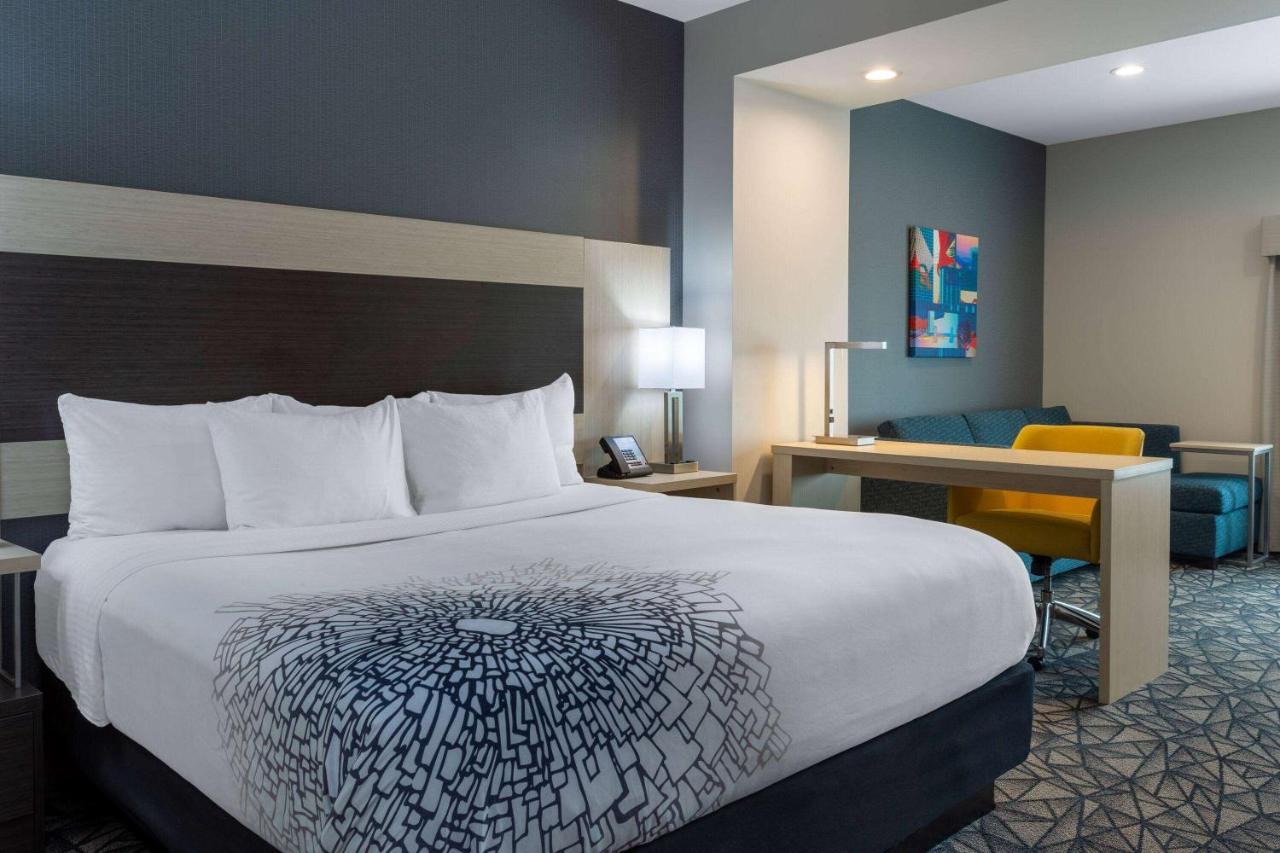 La Quinta Inn & Suites By Wyndham Shorewood מראה חיצוני תמונה