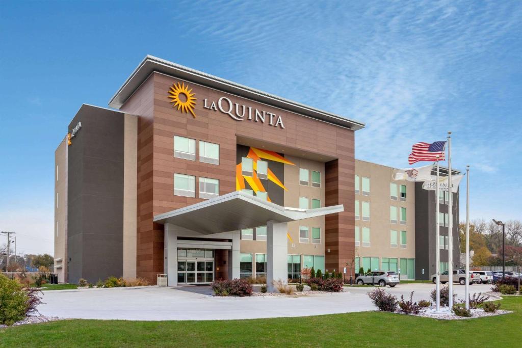 La Quinta Inn & Suites By Wyndham Shorewood מראה חיצוני תמונה