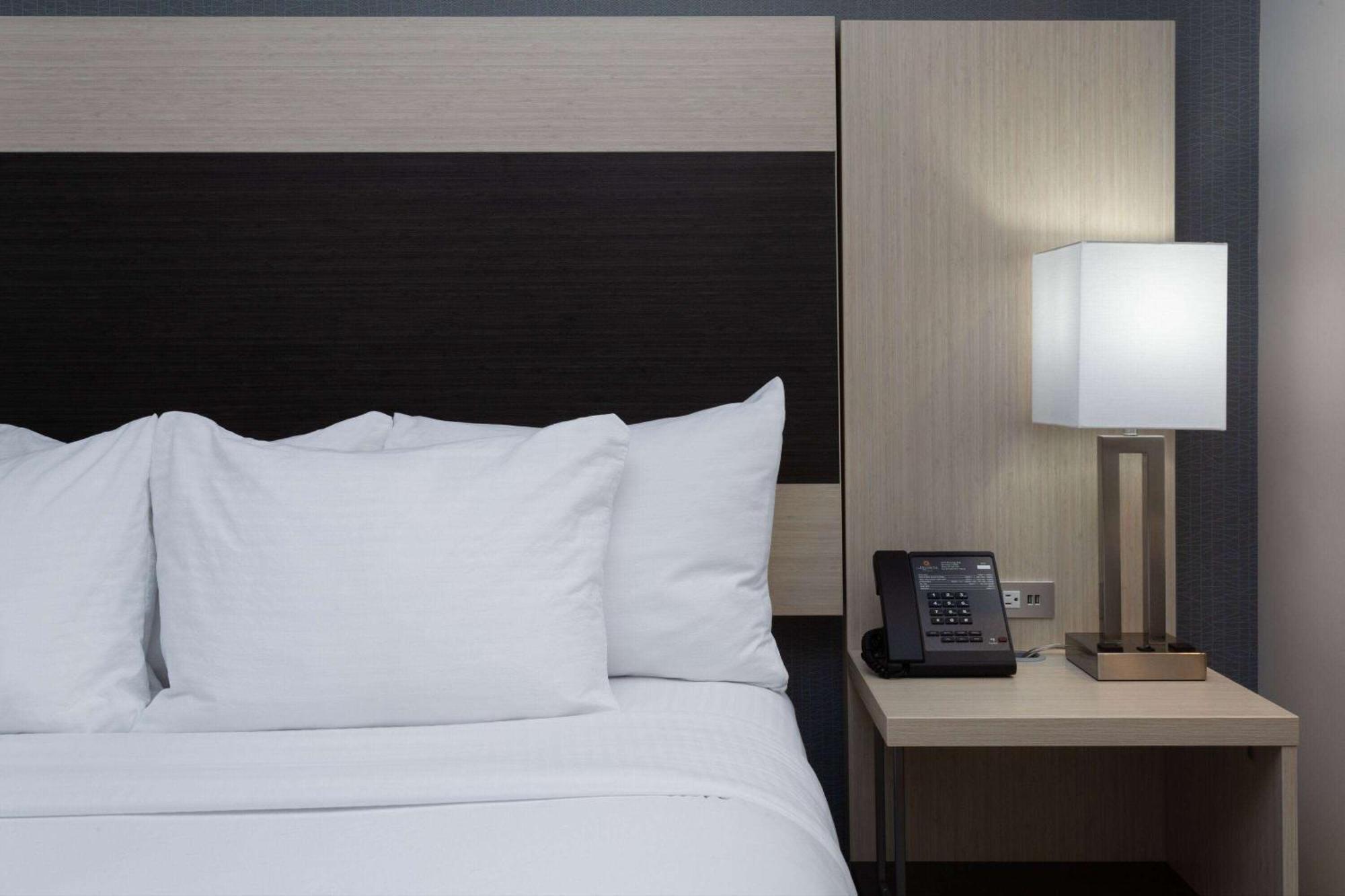 La Quinta Inn & Suites By Wyndham Shorewood מראה חיצוני תמונה