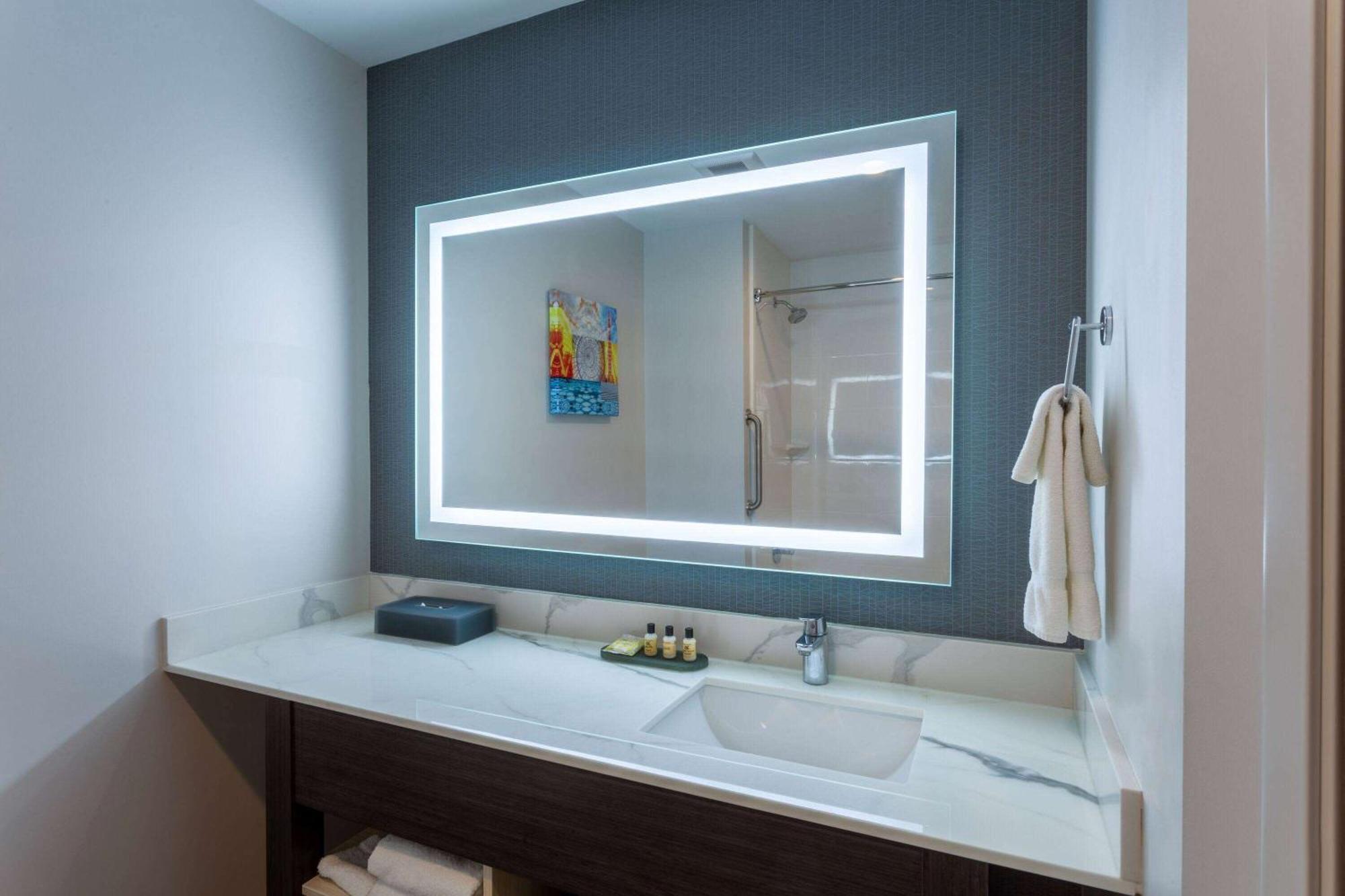 La Quinta Inn & Suites By Wyndham Shorewood מראה חיצוני תמונה