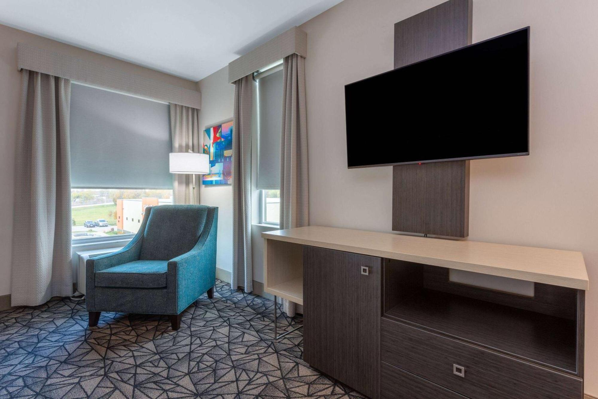 La Quinta Inn & Suites By Wyndham Shorewood מראה חיצוני תמונה