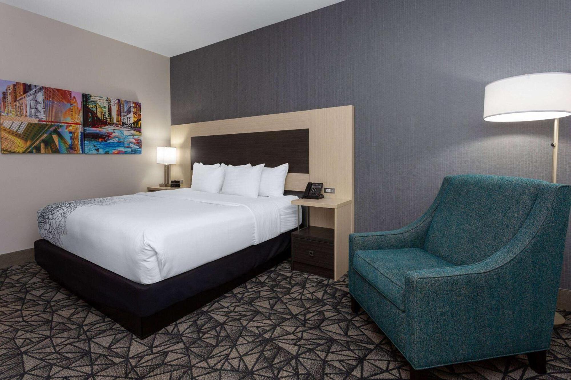 La Quinta Inn & Suites By Wyndham Shorewood מראה חיצוני תמונה