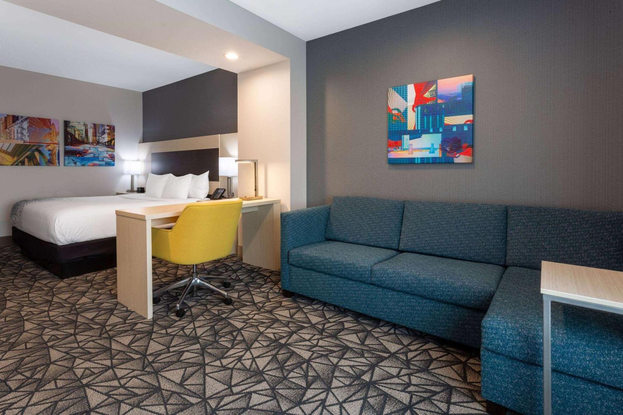 La Quinta Inn & Suites By Wyndham Shorewood מראה חיצוני תמונה
